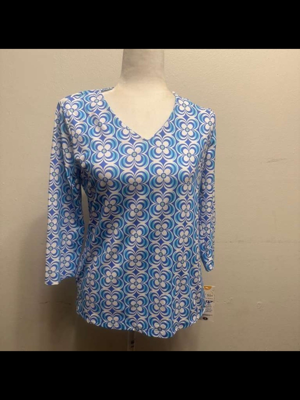 Lulu-B Blue and White Floral Geometric V-Neck Top